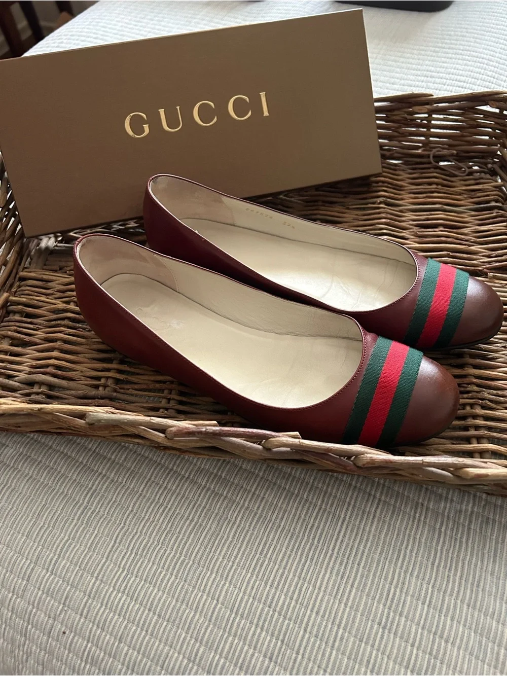 Gucci saddle Tan/brown Leather Flats with Red and Green Webbing